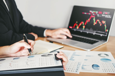 Duales Studium Handelsbetriebswirtschaft - adpic