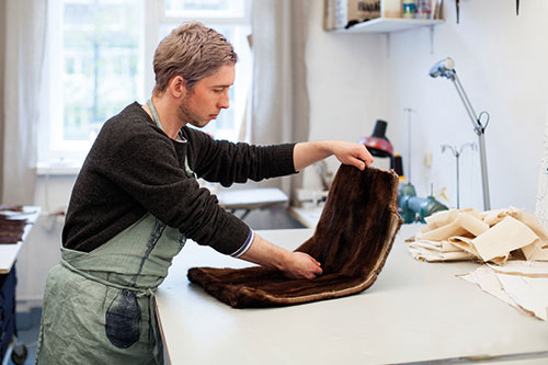 Sattler/in - Fahrzeugsattlerei(m/w/d) Sattler/in - Fahrzeugsattlerei(m/w/d)
